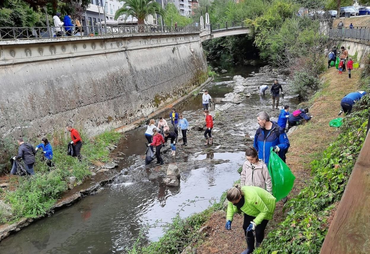 Un momento de la extracción de basuras en orillas y lecho del río. 