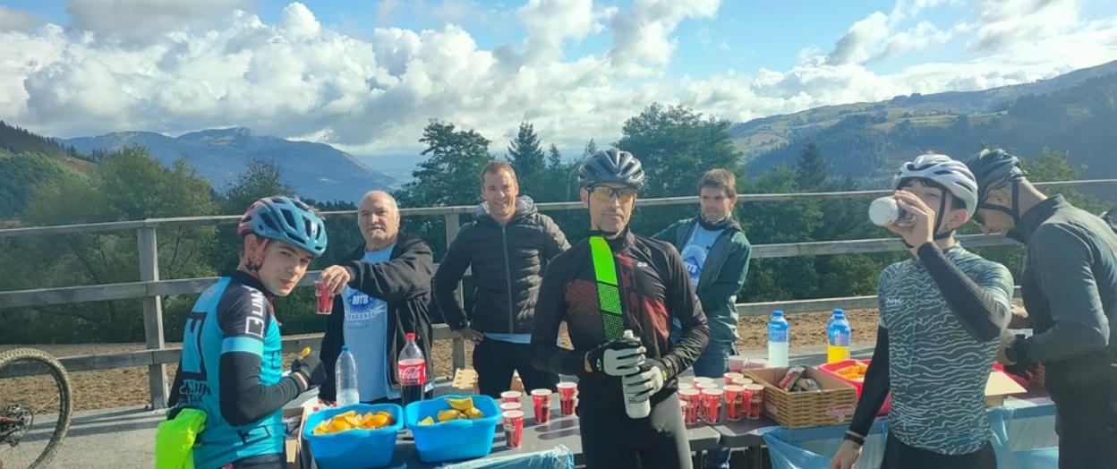Los participantes recuperaron fuerzas en el puesto de Elosua. 