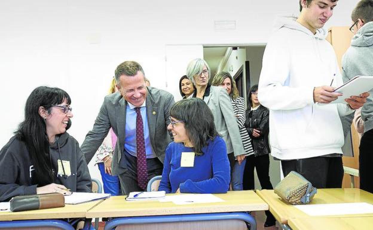 El consejero de Educación, Jokin Bildarratz, visitó ayer la Escuela Oficial de Idiomas de Vitoria.