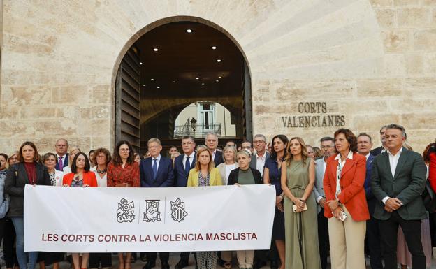 Concentración en Benidorm celebrada este martes en repulsa por el asesinato de la gipuzcoana María Luisa Larrañaga 