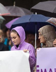 Imagen secundaria 2 - Violencia de género: Cientos de vecinos de Elgoibar muestran su rechazo al crimen machista de Benidorm