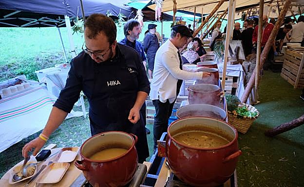 Roberto Ruiz, con su txapela, con los compañeros de Hika.