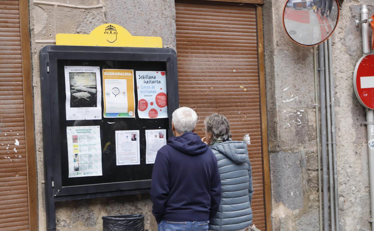 Un matrimonio en la calle Atxri. de Soraluze.