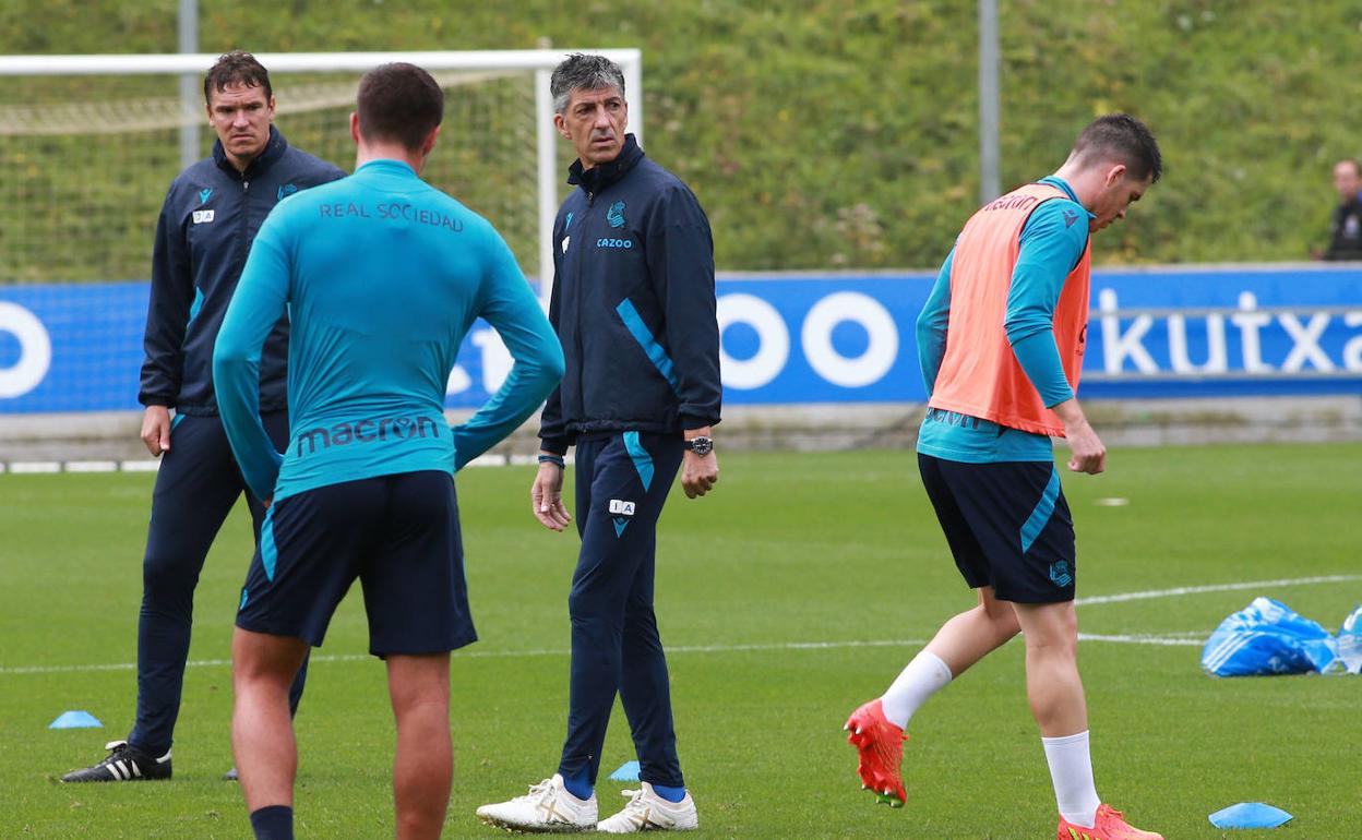 Zubeldia se queja de la pierna izquierda mientras es observado por Ansotegi e Imanol, este martes en Zubieta. 