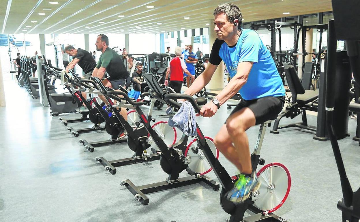 Usuarios del polideportivo de Altza se ejercitan en el gimnasio.