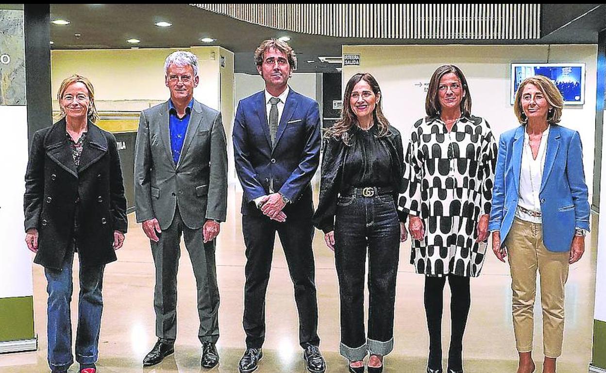 De izquierda a derecha: Eider Mendoza, Iñaki Subijana, David Taberna, Bakartxo Tejería, Beatríz Artolazabal y Camen Adán. 