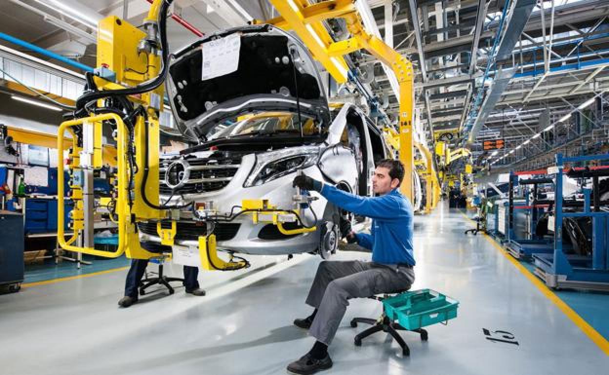 Un operario de Mercedes-Vitoria realiza tareas de montaje en una furgoneta de la línea de producción. 