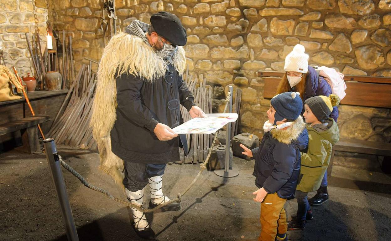 Olentzero recoge las cartas de los más pequeños en Mirandaola el pasado año