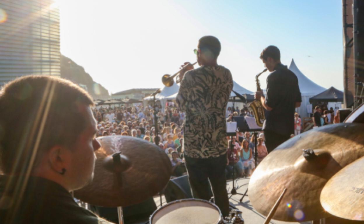 Los exalumnos de Musikene del grupo Caligrama actuaron en las terrazas del Kursaal en la pasada edición. 