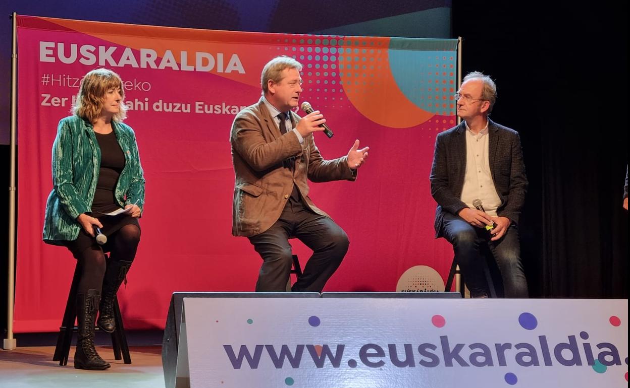 Ana Ollo, Bingen Zupiria eta Kike Amonarriz.