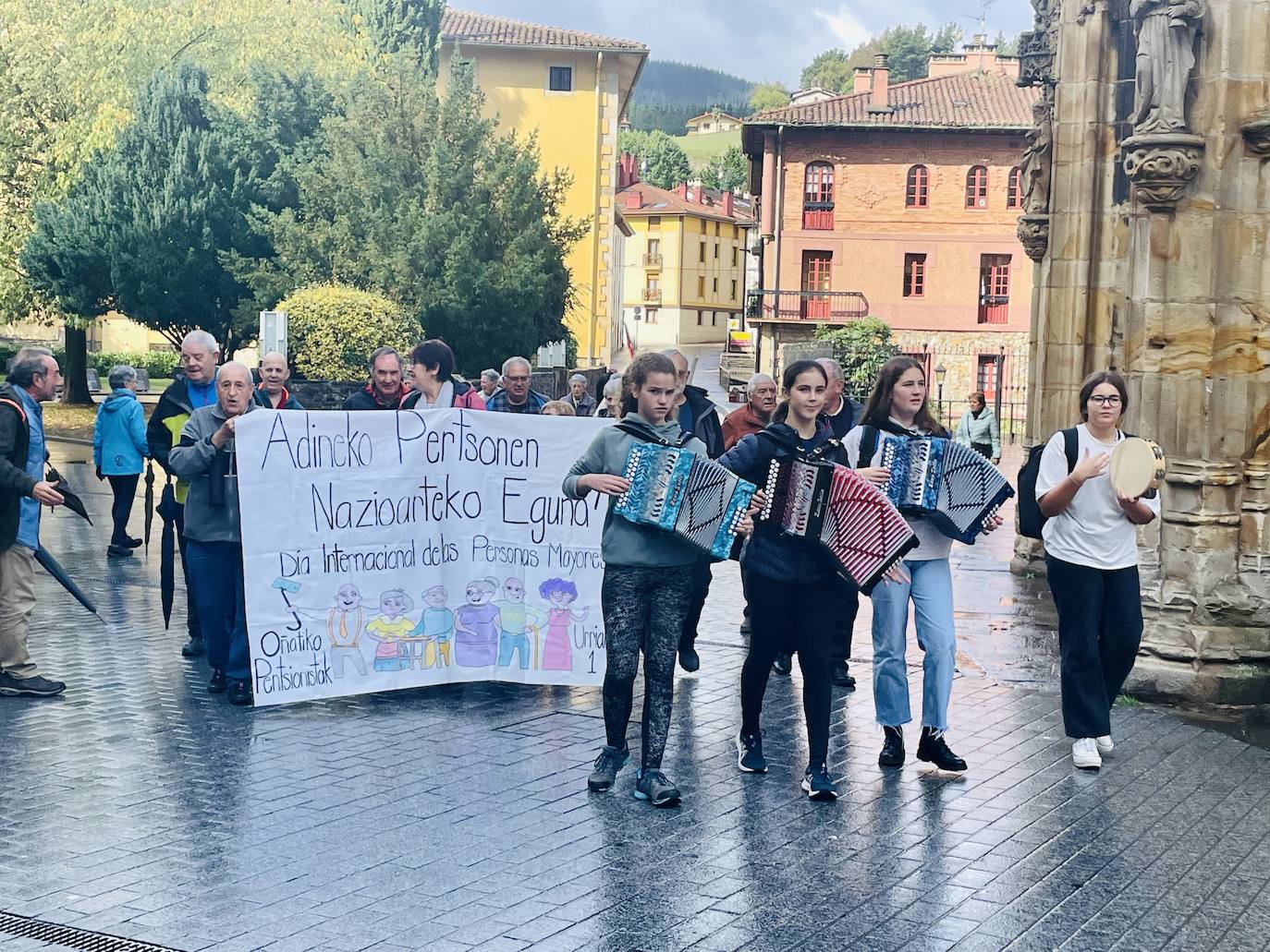 Fotos: Los Sanmigeles ya son historia, pero los Errosaixuek piden paso en Oñati