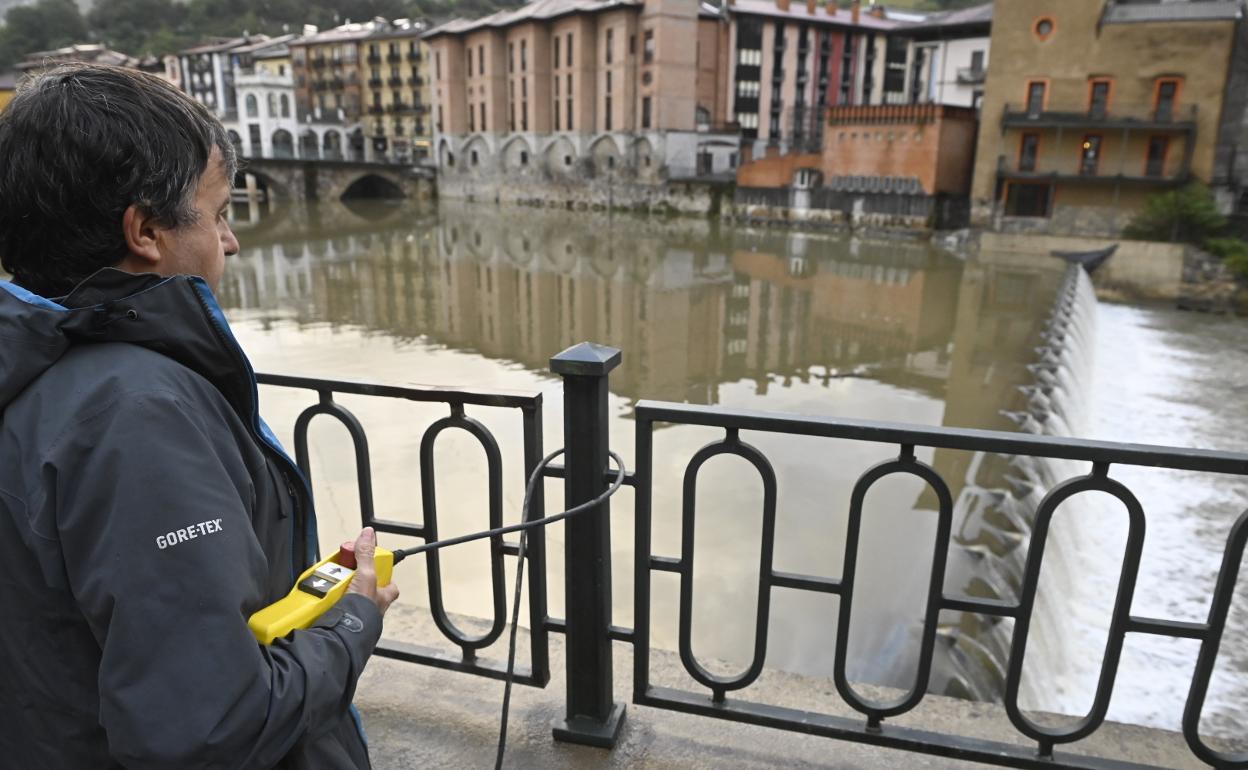 Imagen de un técnico del Ayuntamiento esta mañana, durante la puesta en marcha de la presa. 