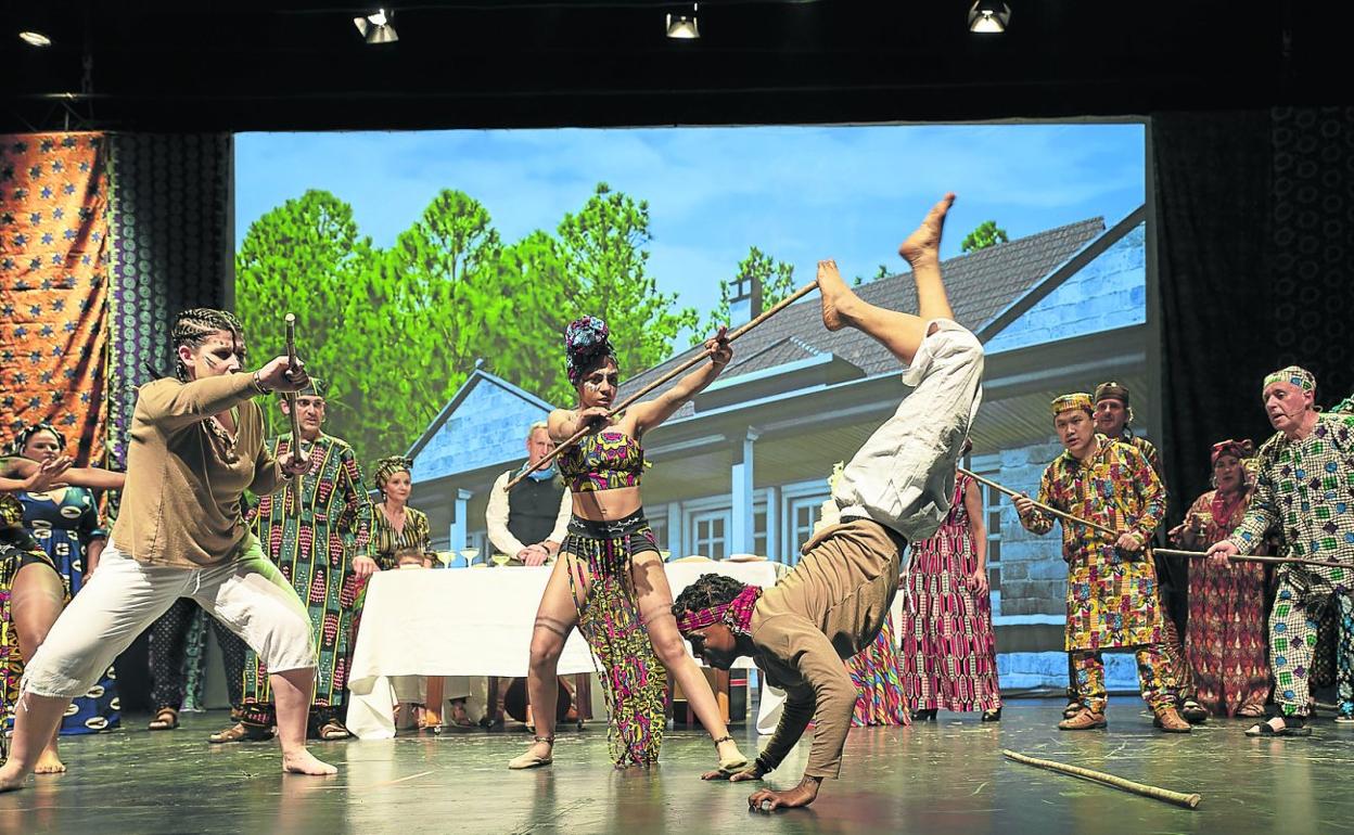 La obra se ambienta en dos localizaciones, un poblado nigeriano y el Nueva York de los años 20. 