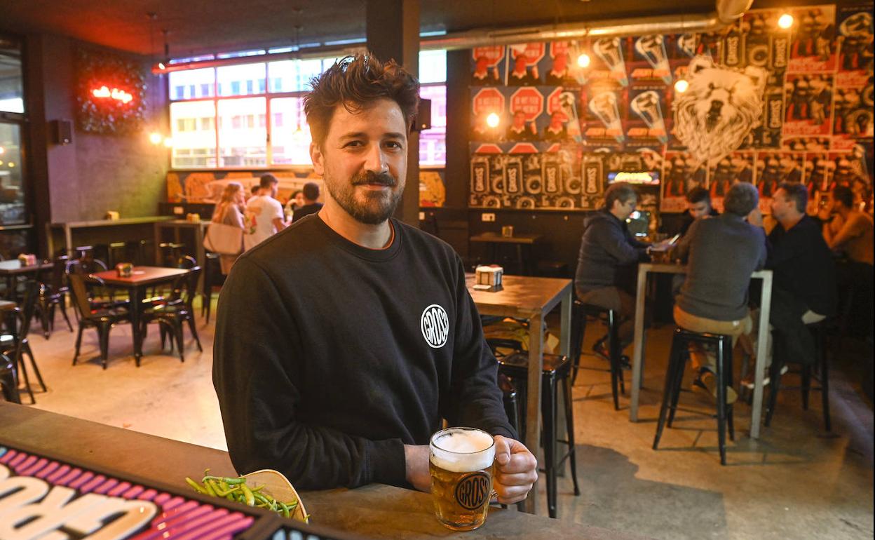 Galdós, con una de las cervezas.