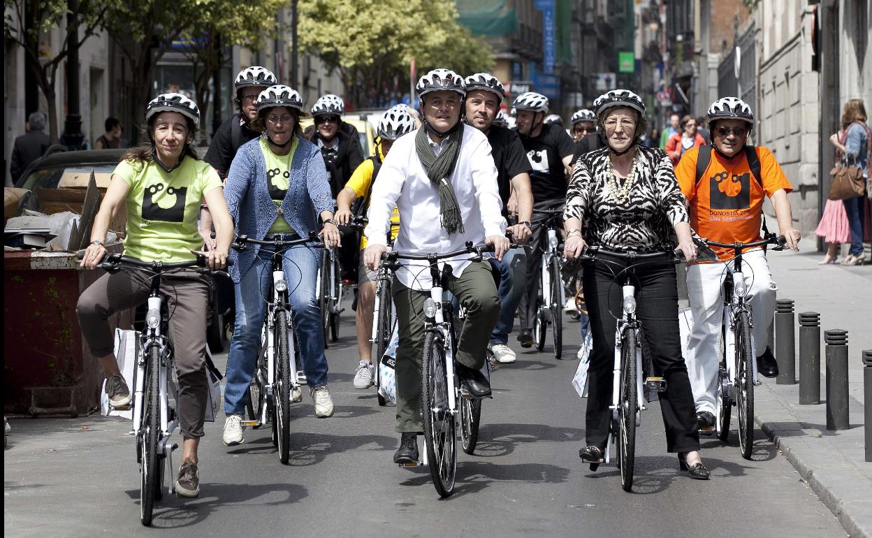 Marisol Garmendia y Elorza, con otros acompañantes, llevan a Madrid en 2011 la candidatura de Donostia 2016. 