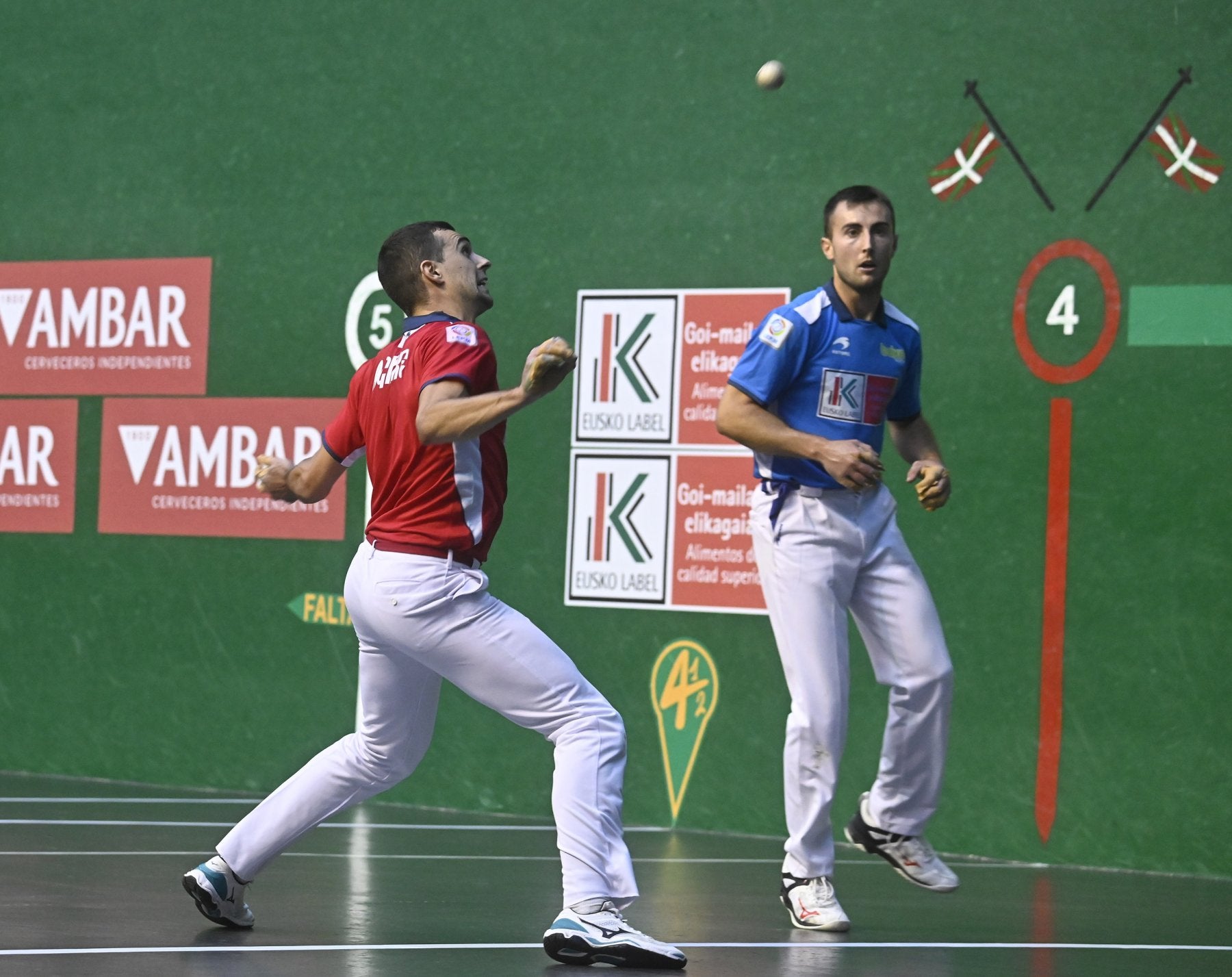 Asier Agirre golpea la pelota de zurda en presencia de Joanes Bakaikoa ayer en el Beotibar. 