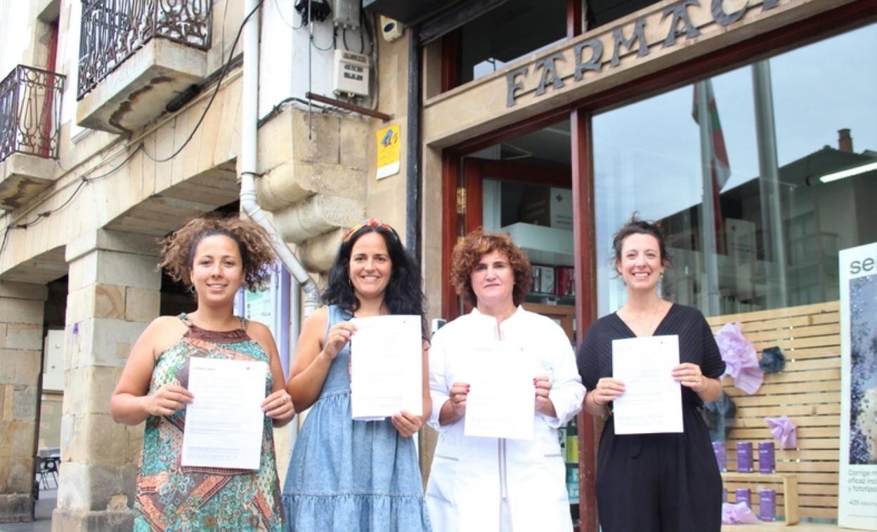 Zaintzadiko arduradunak, Olaia Lasa zinegotzia eta Karmele Antunezfarmazialaria. 