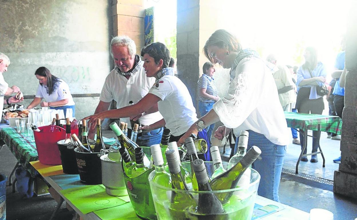 Degustación de vinos en Kontsejupe y grupo de premiados en el concurso de bolos desarrollado ayer en el bolatoki. 