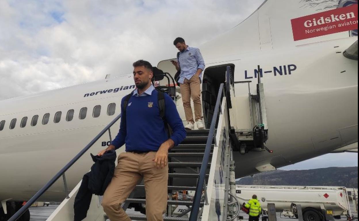 Azkue desciende la escalera que llevó al Bidasoa a Trondheim. 