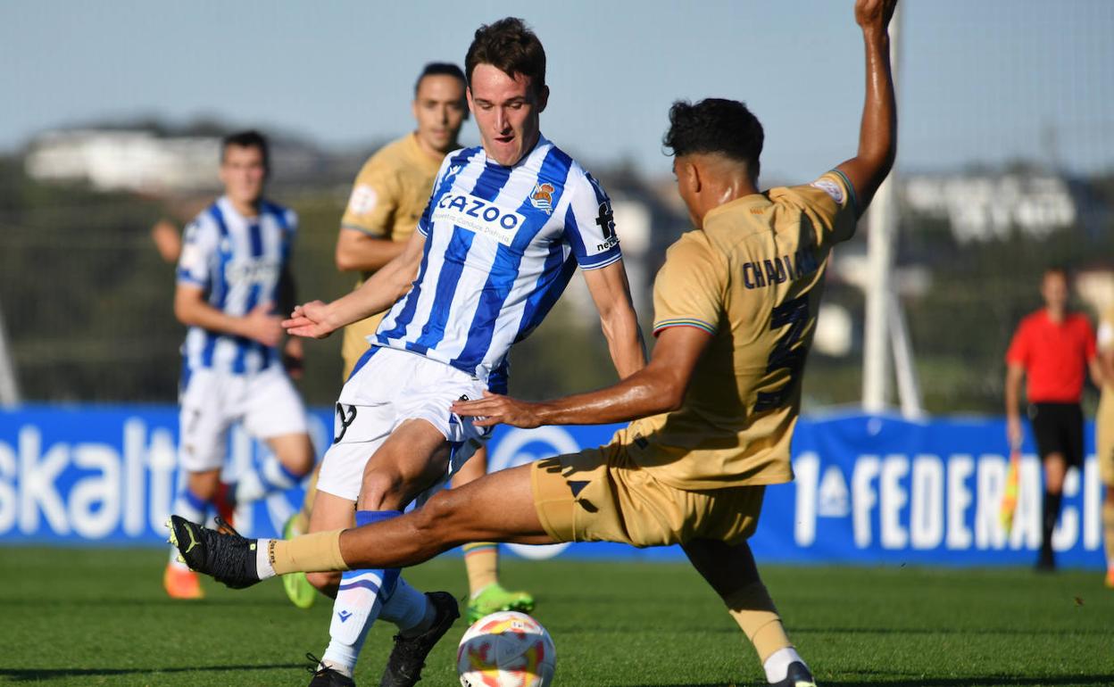 Kortajarena trata de superar a un rival ayer en Zubieta.