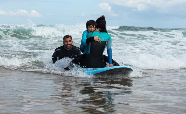 El programa Kind Surf ayuda a niños con discapacidades con el surf adaptado.