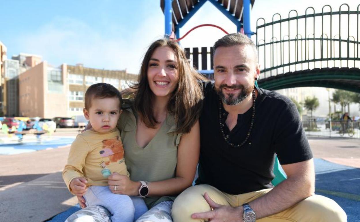 Leire y Raúl posan con su hijo Hugo. 