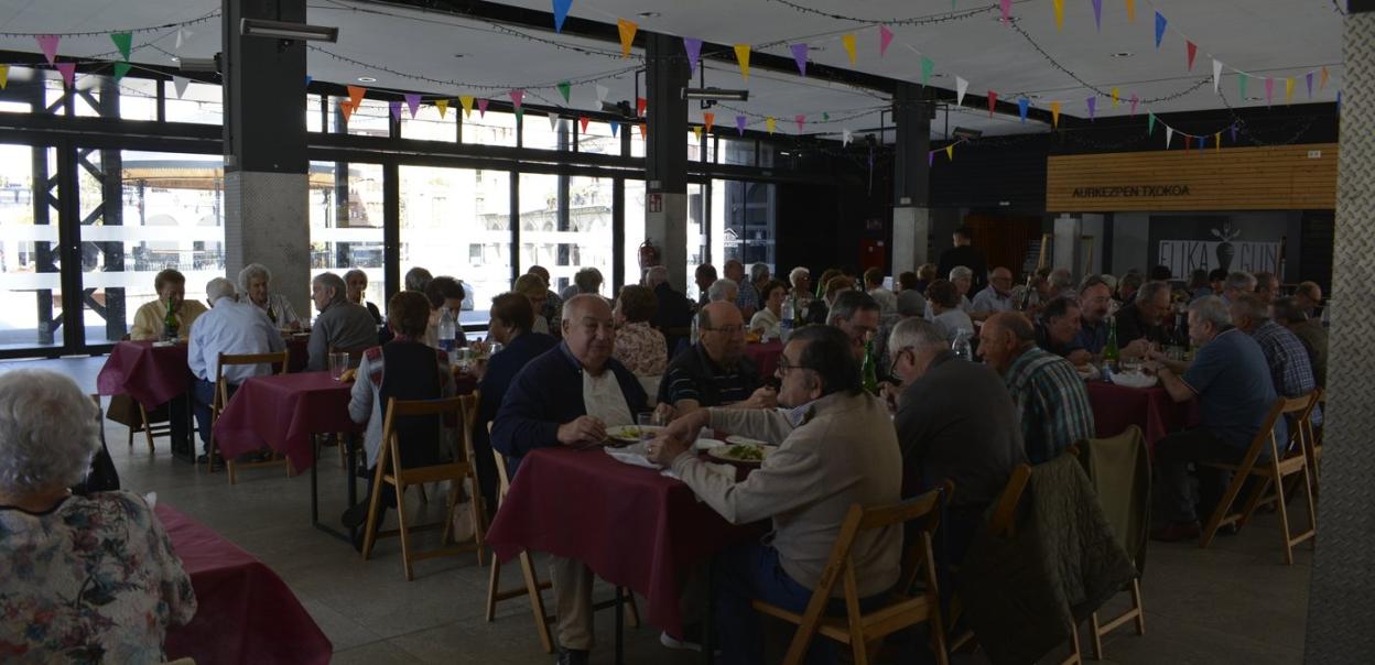 Azoka Plazan, giro ederrean, elkartu ziren ehun lagun inguru. 