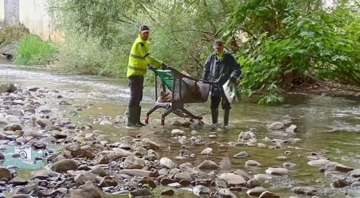 Llama la atención entre la basura retirada la presencia de carros de la compra, señales de tráfico y vallas. 