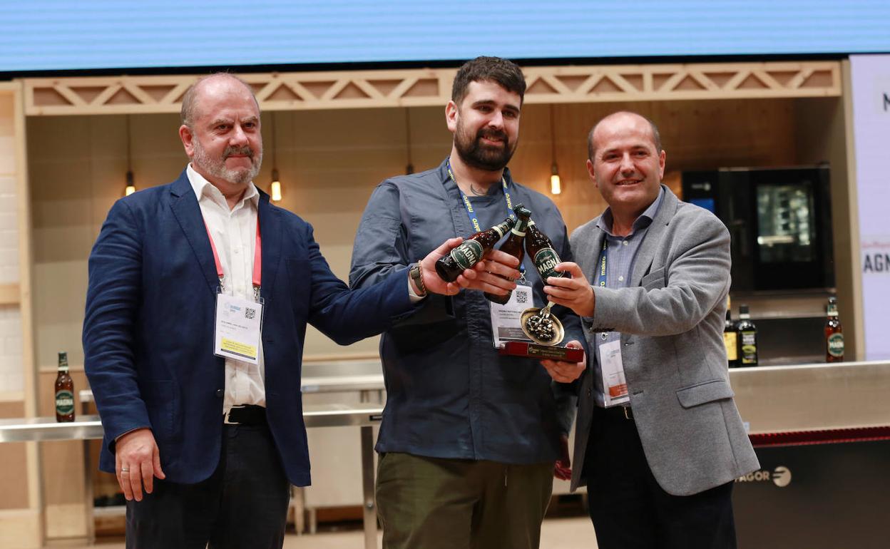 Todos los participantes y miembros del jurado posan trasla celebración del concurso.