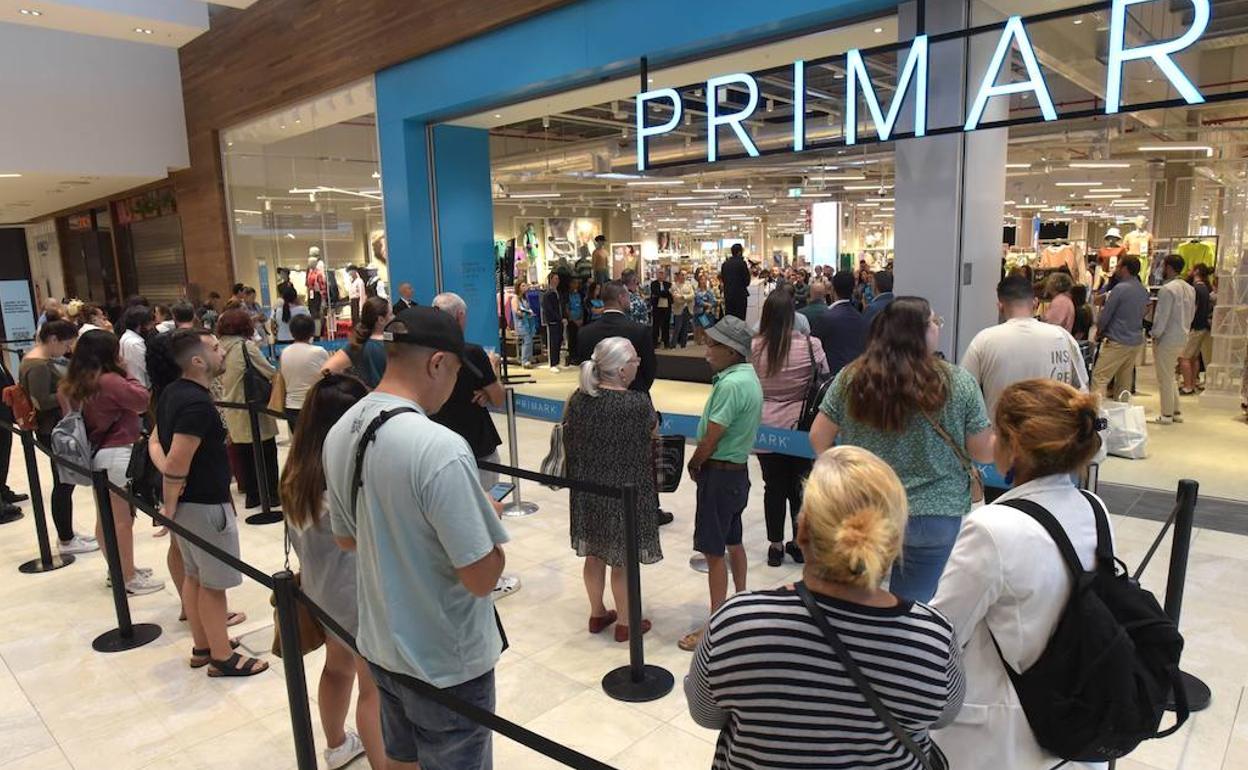 Clientes aguardan a la apertura del Primark su primer día de funcionamiento.