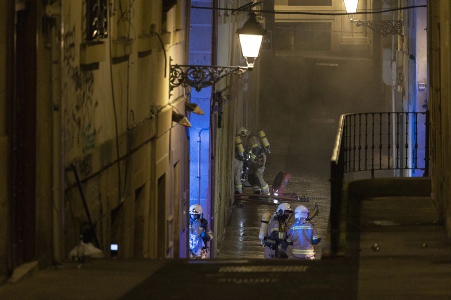 Fotos: Incendio en un mesón de la Parte Vieja