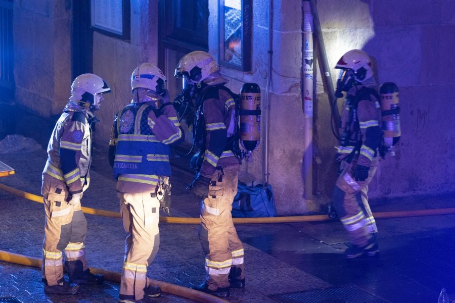 Fotos: Incendio en un mesón de la Parte Vieja