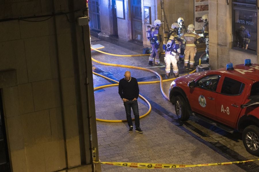 Fotos: Incendio en un mesón de la Parte Vieja