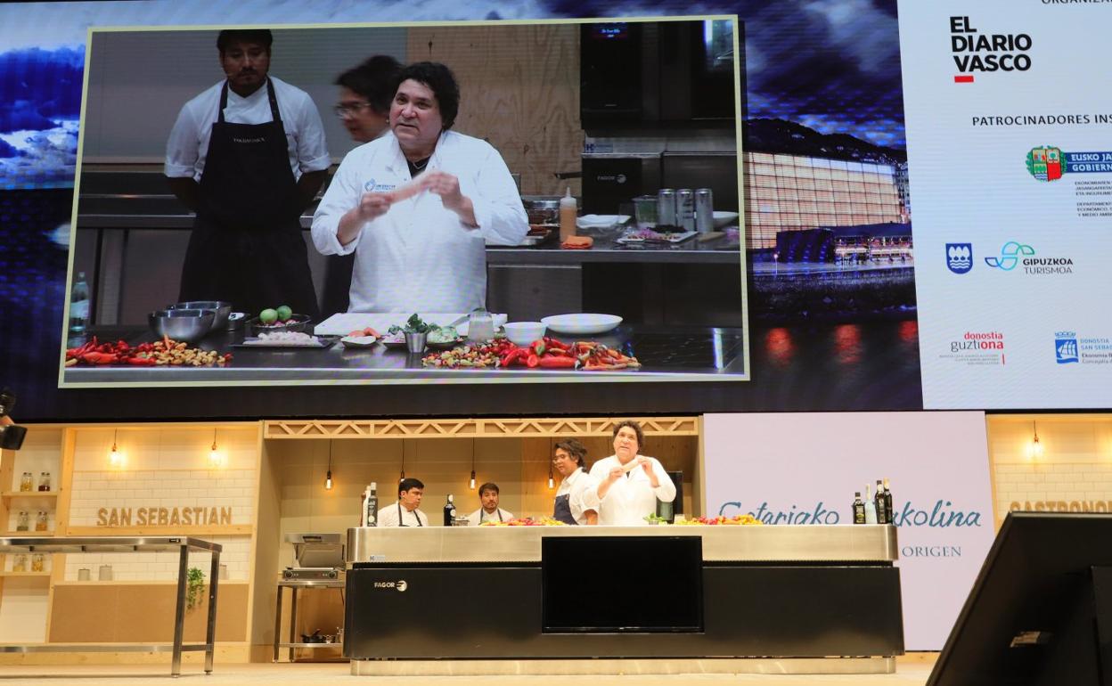 Gastón Acurio, el cocinero peruano que tanto ha trabajado con los cocineros vascos,protagonizó ayer una de las ponenciasmás aplaudidas.