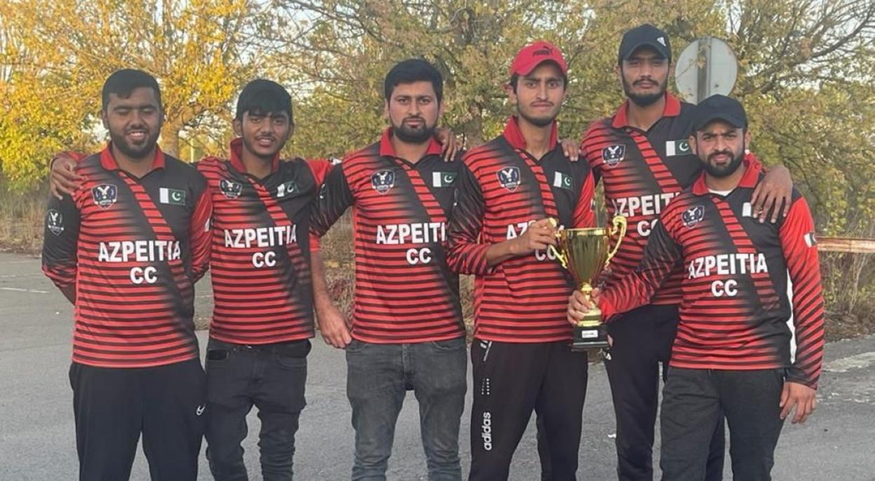 El equipo de Azpeitia, con el trofeo ganador. 