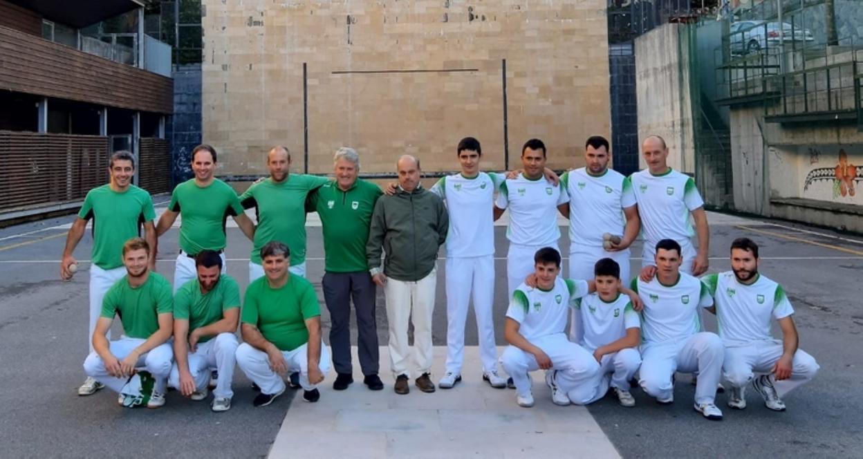 Iparralde 1eko pilotariak; Joxe Mari Mitxelena antolatzailea; Joxe Mari Ezkerro epailea eta Gipuzkoa 2ko pilotariak. 