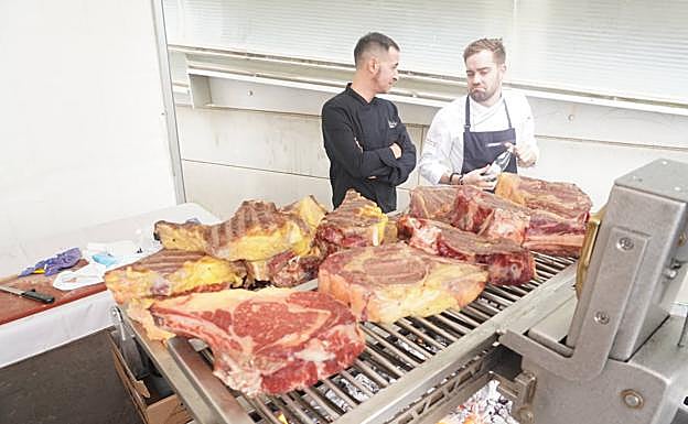 Varias chuletas son asadas en la parrilla antes de ser degustadas en la cata.