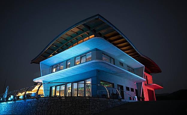 El exterior de Hika, iluminado de manera espectacular junto a los viñedos, recibió al centenar de invitados del congreso. 