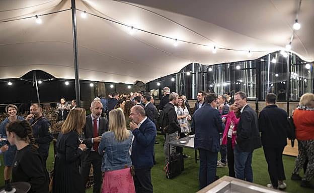Los invitados disfrutaron del aperitivo en el exterior de Hika, la txakolineria de Amasa-Villabona donde se vivió la cena oficial de Gastronomika. 