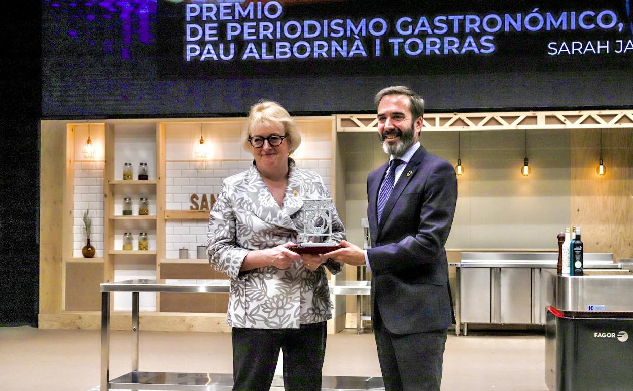 Sarah Jane Evans recibe el premio Periodismo Gastronómico de la mano de Pau Albornà i Torras.