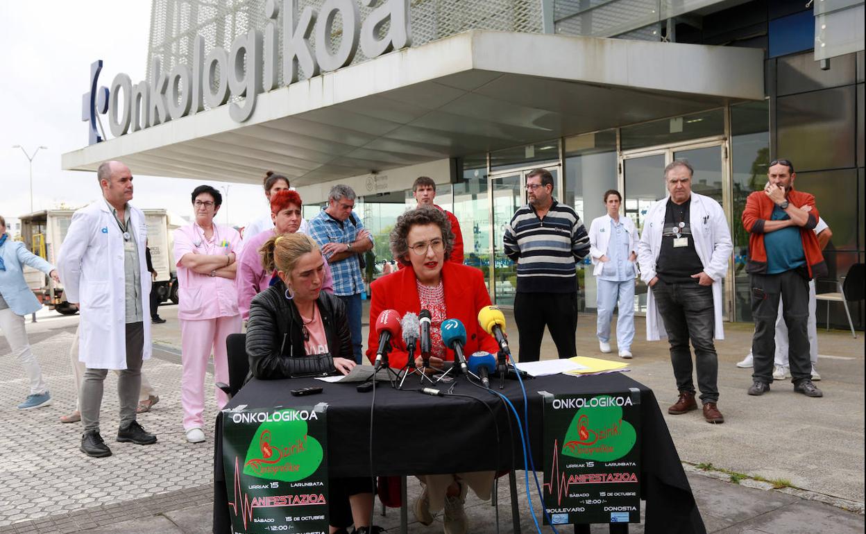 Sandra Barkaiztegi y Olatz Mercader, postavoces de la Comisión de pacientes y usuarios de Onkologikoa, durante la rueda de prensa. 