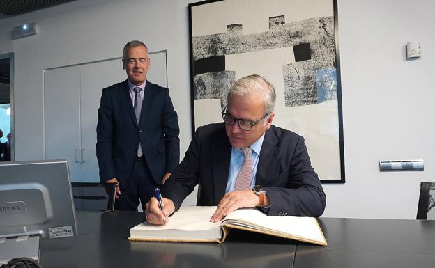 Stefan Oelrich firma el libro de visitas de la Cámara de Comercio de Gipuzkoa, ayer minutos antes de comenzar el XIII Foro Empresarial del territorio. 