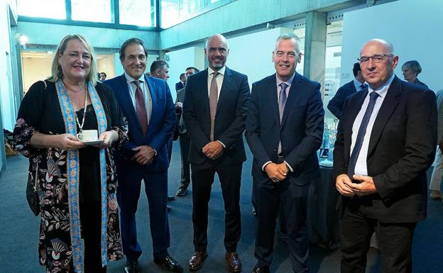 Txomin García y Xabier Egibar, presidente y director general de Laboral Kutxa, respectivamente, junto a Pedro Esnaola, presidente de la Cámara y José Gabriel Mujika, exdirector de DV.