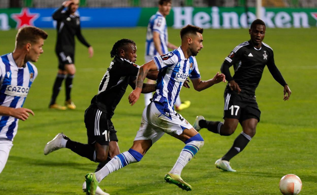 Brais conduce un balón perseguido por Cedric, su sombra en el campo, para lanzar a sus compañeros hacia otra aproximación peligrosa. 