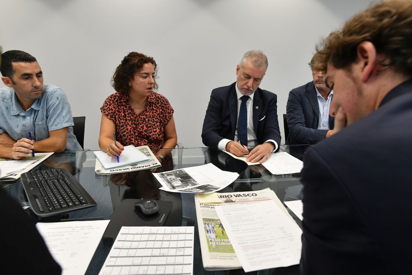 Fotos: El lehendakari, en la reunión matinal de Redacción
