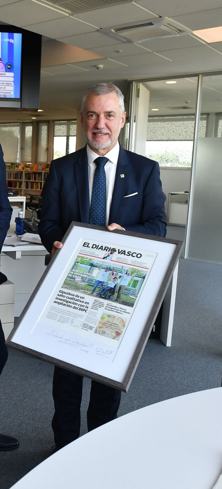 Fotos: El lehendakari, en la reunión matinal de Redacción