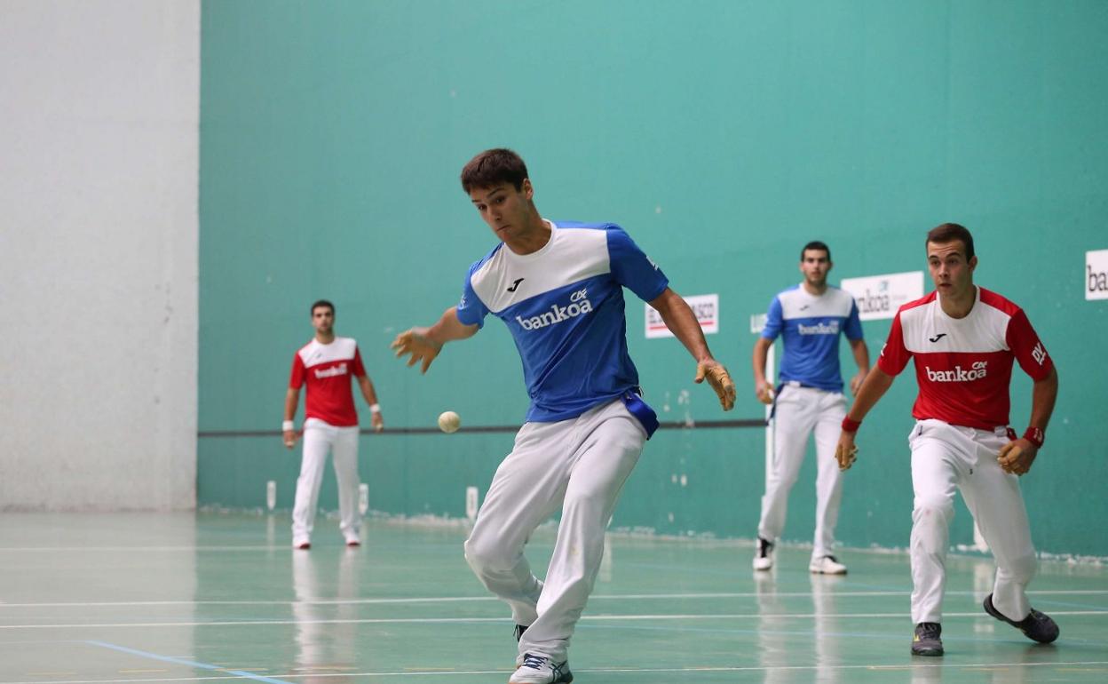 Ariztegi da un derechazo durante una edición del Torneo Bankoa ABANCA-DV en Getaria. 