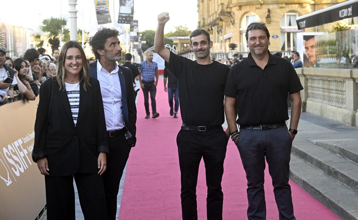 Joseba Usabiaga en el centro, acompañado por el director y el equipo técnico de la película. 