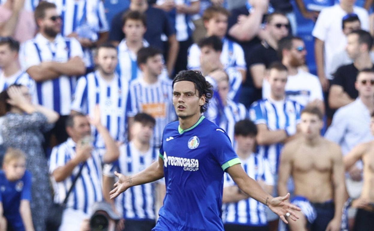 Unal celebra su gol delante de los aficionados de la Real Sociedad.