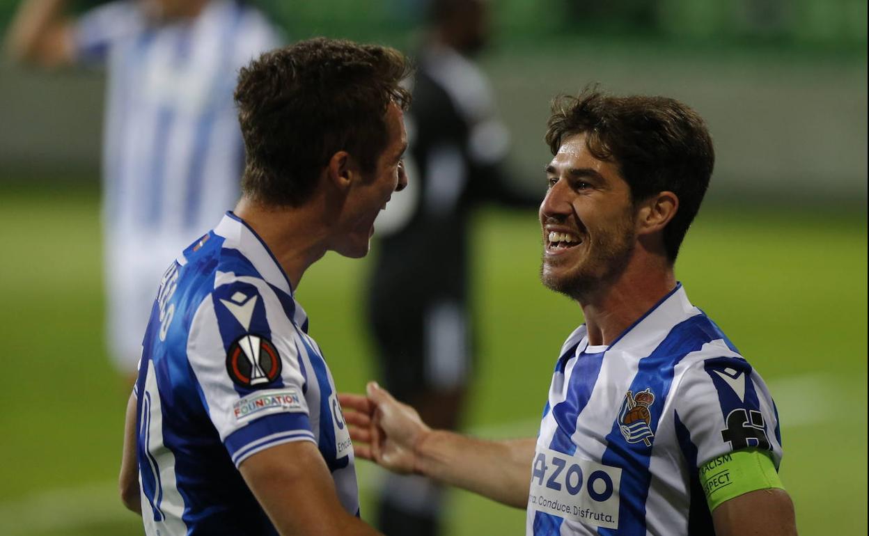 Jon Pacheco celebra el gol de Aritz Elustondo.